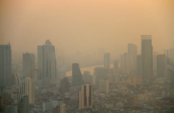 Vista aérea de la gran ciudad en la mañana brumosa, Bangkok, Tailandia — Foto de Stock