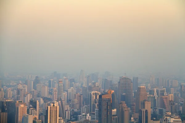 霧の深い朝、バンコク、タイで都会の空撮 — ストック写真