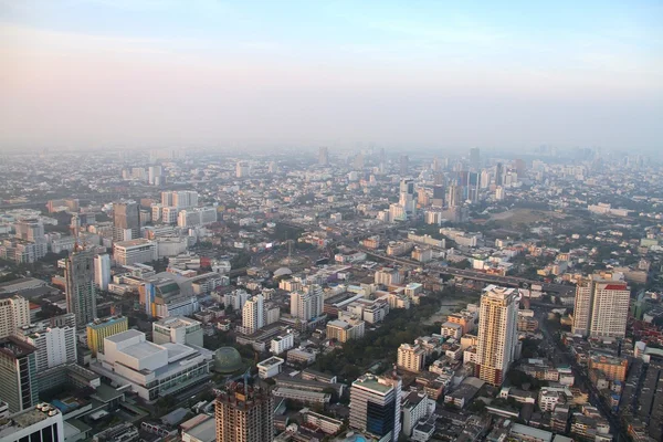 Luftaufnahme der Großstadt am nebligen Morgen, Bangkok, Thailand — Stockfoto