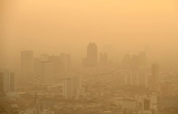Düşük görünürlük nedeni kirliliği sorunu kentsel alanda altın günbatımı sırasında Bangkok, Tayland.