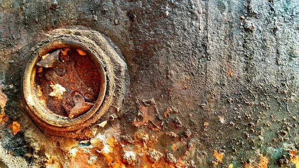 Primer plano del viejo barril de almacenamiento de aceite de metal oxidado y sucio — Foto de Stock