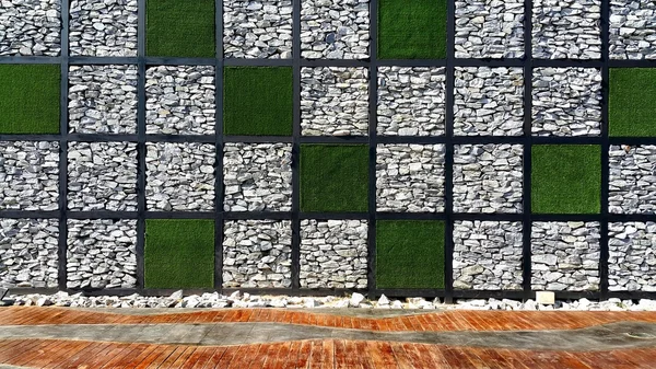 Quadratisches Karomuster aus Gras und Steinmauer mit Holzboden — Stockfoto