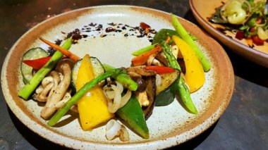 Kırmızı, sarı ve yeşil biber, mantar, kuşkonmaz ve soğan karışık ızgara sebze dahil