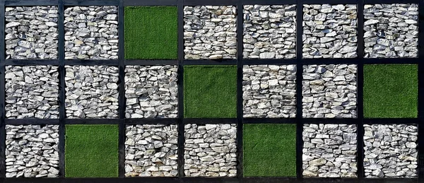 Quadratisches Karomuster aus Gras und Steinmauer — Stockfoto