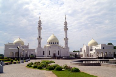 Tataristan Bulgar Müslüman regious mavi gökyüzü ve bulutlar ile bina beyaz Camii