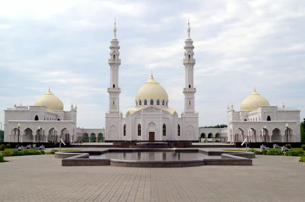Tataristan Bulgar Müslüman regious mavi gökyüzü ve bulutlar ile bina beyaz Camii