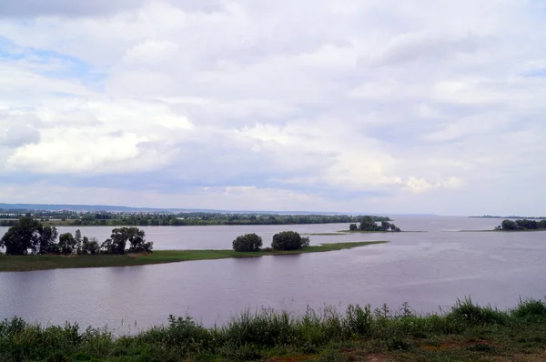 Vista panorâmica da altura na parte turística do rio Volga, perto da cidade de Bolgar, no Tataristão — Fotografia de Stock