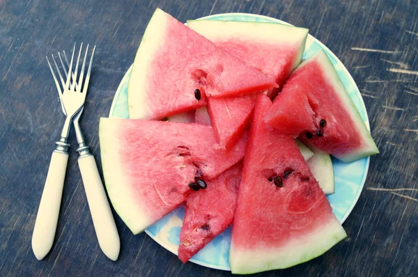 Scheiben Wassermelone in einer Schüssel auf Holzgrund — Stockfoto