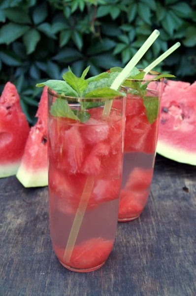 Entgiftungswasser mit Wassermelone und Minze — Stockfoto