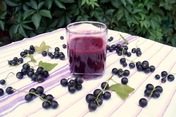 Berry blackcurrant vitamin içeceği, yaz tatlılar kavramı üzerinden sağlıklı güler yüzlü — Stok fotoğraf