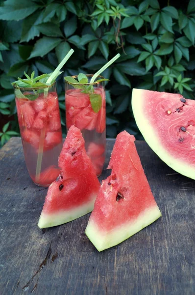 Entgiftungswasser mit Wassermelone und Minze — Stockfoto