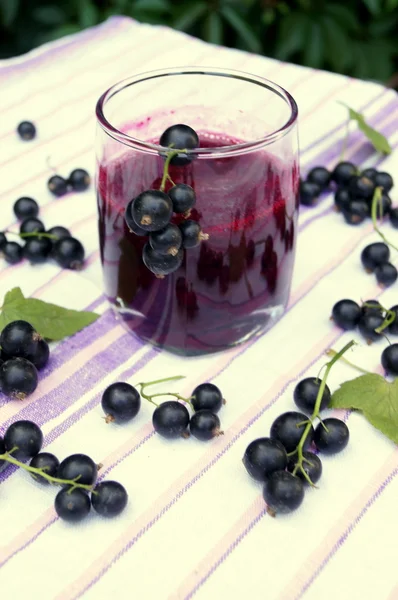 Berry blackcurrant vitamin içeceği, yaz tatlılar kavramı üzerinden sağlıklı güler yüzlü — Stok fotoğraf