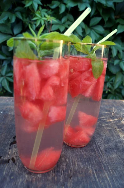 Entgiftungswasser mit Wassermelone und Minze — Stockfoto