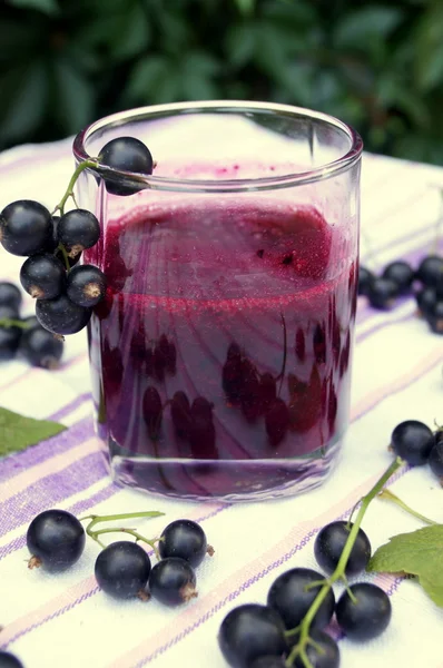 Berry blackcurrant vitamin içeceği, yaz tatlılar kavramı üzerinden sağlıklı güler yüzlü — Stok fotoğraf