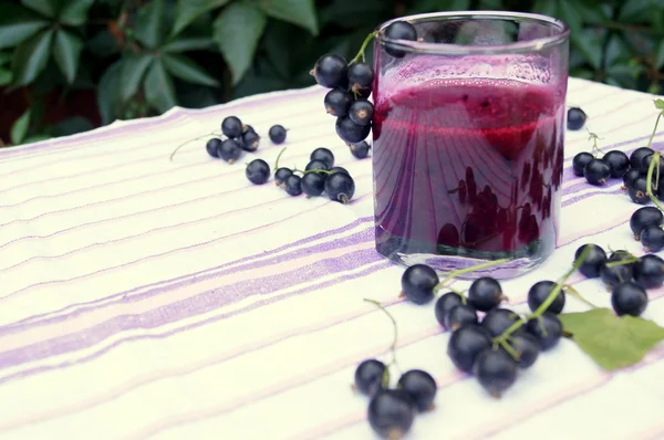 Berry blackcurrant vitamin içeceği, yaz tatlılar kavramı üzerinden sağlıklı güler yüzlü — Stok fotoğraf