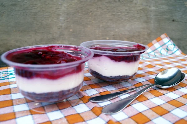 Парфайт десерт с ягодами, молочным суфле и желе. Лечение в стакане . — стоковое фото
