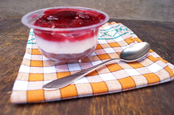 Парфайт десерт с ягодами, молочным суфле и желе. Лечение в стакане на деревенском деревянном фоне — стоковое фото