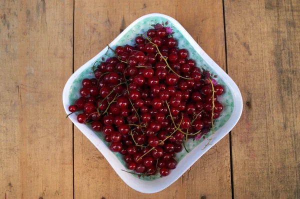 Fresh red currant on wooden table — Stock Photo, Image