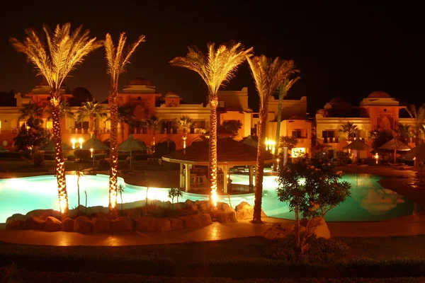 Vue de nuit de l'hôtel et de la piscine à Makadi, Hurghada, Egypte — Photo