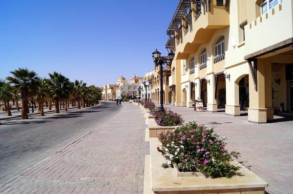 Rue de marche le long de la côte de la mer de Sahl Hasheesh Egypte — Photo