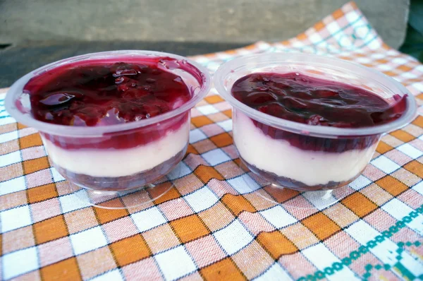 Парфайт десерт с ягодами, молочным суфле и желе. Лечение в стакане . — стоковое фото
