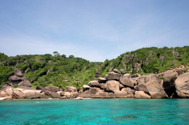 Similan Adası grup görünüm pont ile kristal berraklığında su, Similan Milli Parkı, Phang nga, Tayland