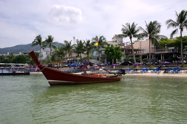 Dlouhá loď a tropical beach, Phuket, Andamanské moře, Thajsko — Stock fotografie