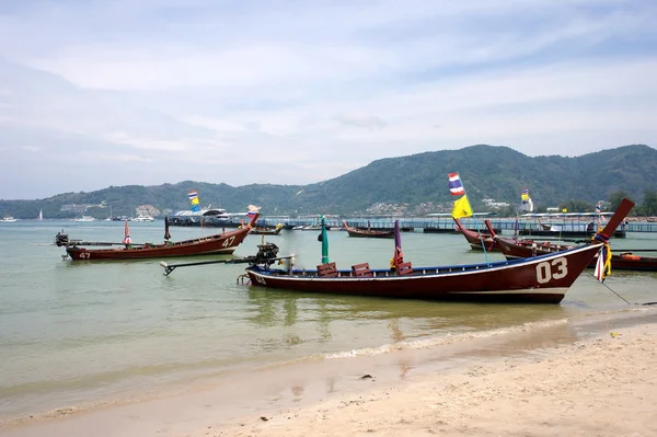 Dlouhá loď a tropical beach, Phuket, Andamanské moře, Thajsko — Stock fotografie