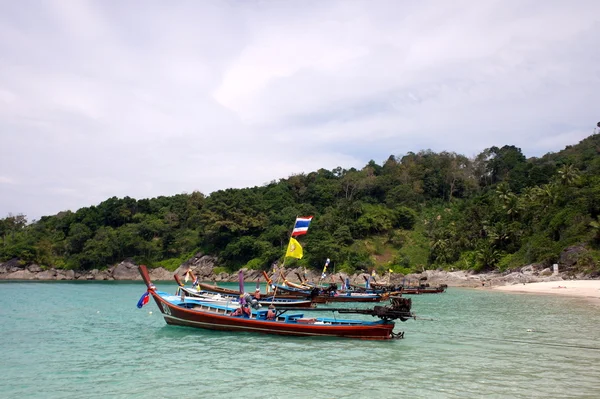 Longo barco e praia tropical, Phuket, Mar de Andaman, Tailândia — Fotografia de Stock
