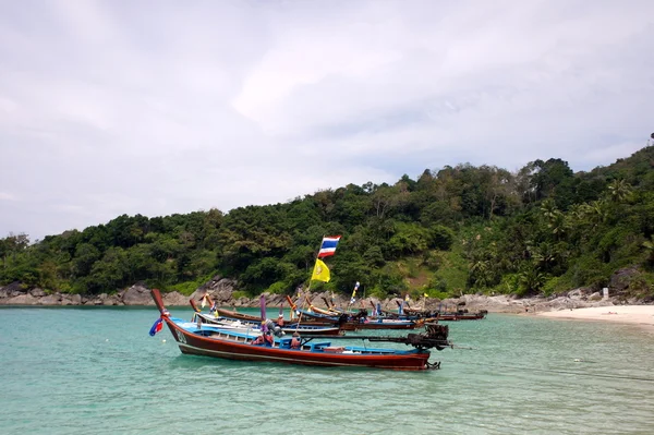 Långa båt och tropical beach, Phuket, Andamansjön, Thailand — Stockfoto