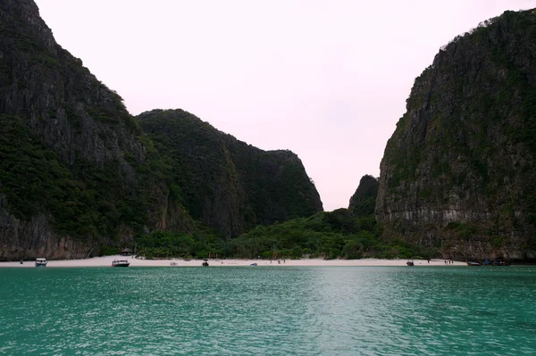 Maya Bay, Koh Phi Phi, Tailândia. Praia branca . — Fotografia de Stock