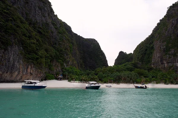 Maya Bay, Koh Phi Phi, Thajsko. Bílá pláž. — Stock fotografie