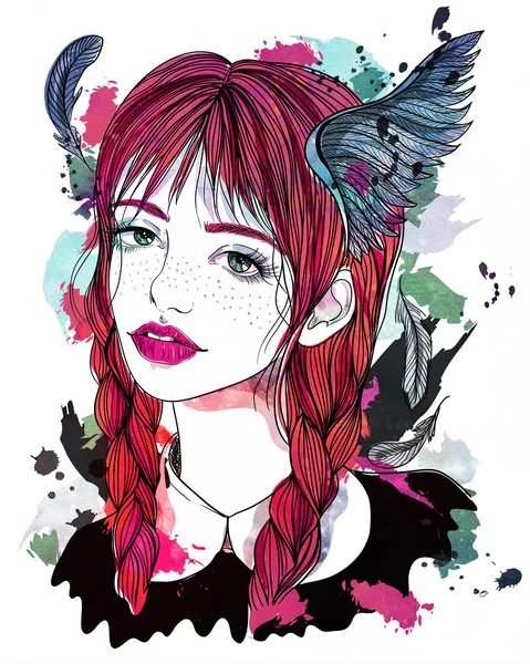 Portrait de belle fille avec des plumes dans les cheveux. Fille rousse avec des ailes. Illustration de mode sur fond aquarelle abstrait. Imprimer pour T-shirt — Photo