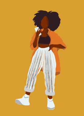 Çizgili pantolonlu, elinde akıllı bir telefonla Afrikalı bir kadının soyut figürü. Moda vektörü modern illüstrasyon