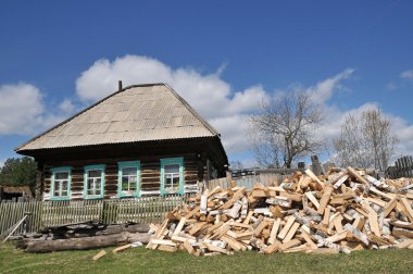 eski ahşap evin kapısı önünde huş yakacak odun