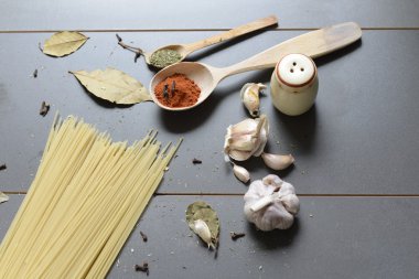 Spagetti baharatlar ile