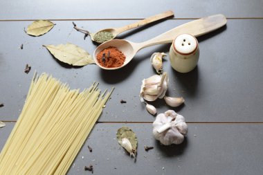 Spagetti baharatlar ile