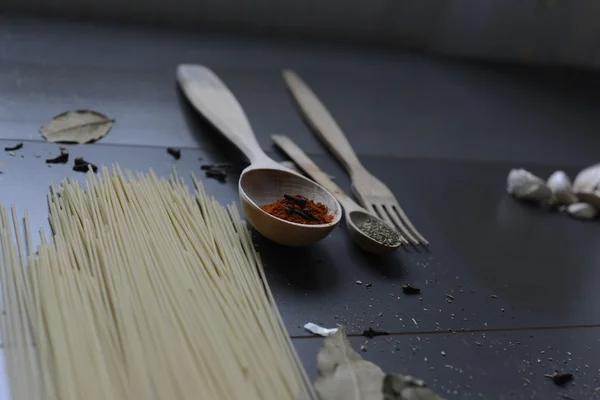 Spaghetti z przyprawami — Zdjęcie stockowe