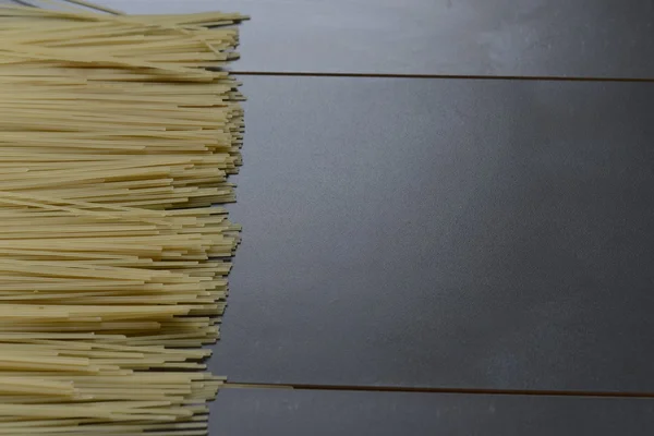 Spaghetti mit Gewürzen auf dem Tisch — Stockfoto