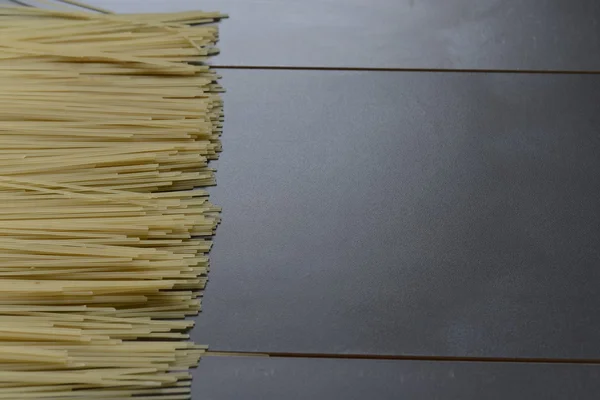 Spaghetti mit Gewürzen auf dem Tisch — Stockfoto