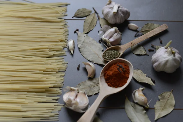 Spaghetti z przyprawami — Zdjęcie stockowe