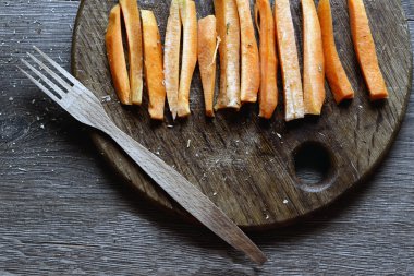 Masanın üzerine havuç