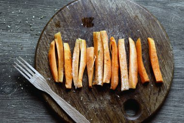 Masanın üzerine havuç