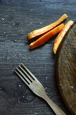 Masanın üzerine havuç