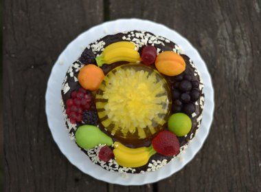  meyve ile çikolatalı kek