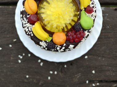  meyve ile çikolatalı kek