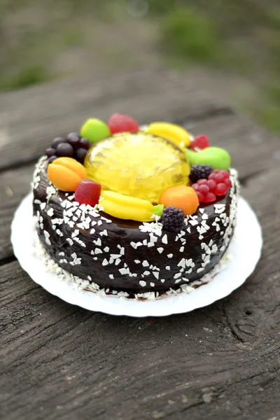Schokoladenkuchen mit Früchten — Stockfoto