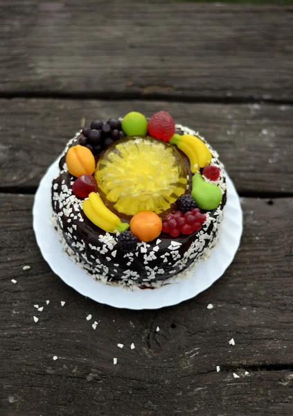 Chokladkaka med frukt — Stockfoto