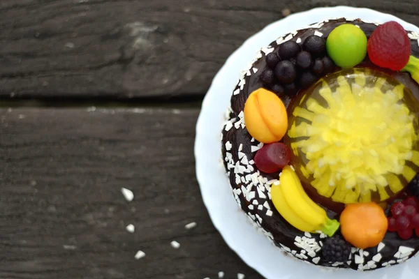 Шоколадный торт с фруктами — стоковое фото