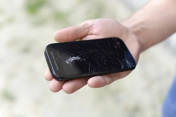 kırık ekran üstünde hareket eden telefon